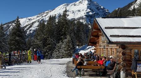 Zonnig terras in de bergen