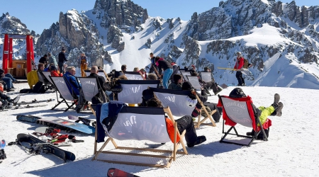 Terras  met ligstoelen in Axamer Lizum