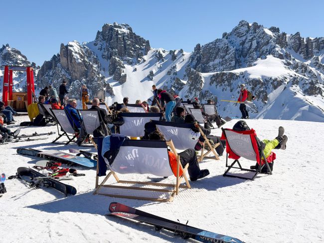 Terras  met ligstoelen in Axamer Lizum