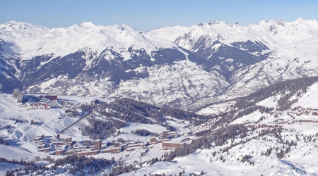 La Plagne vanaf boven gezien in de sneeuw.