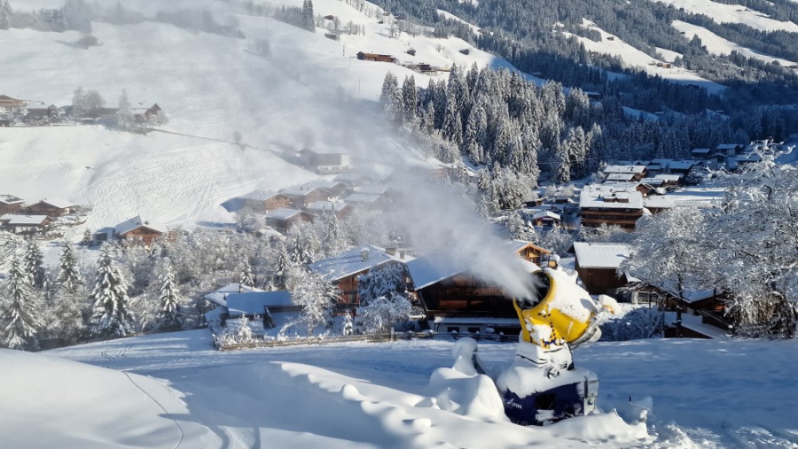 De sneeuwkanonnen staan aan in de Alpen.