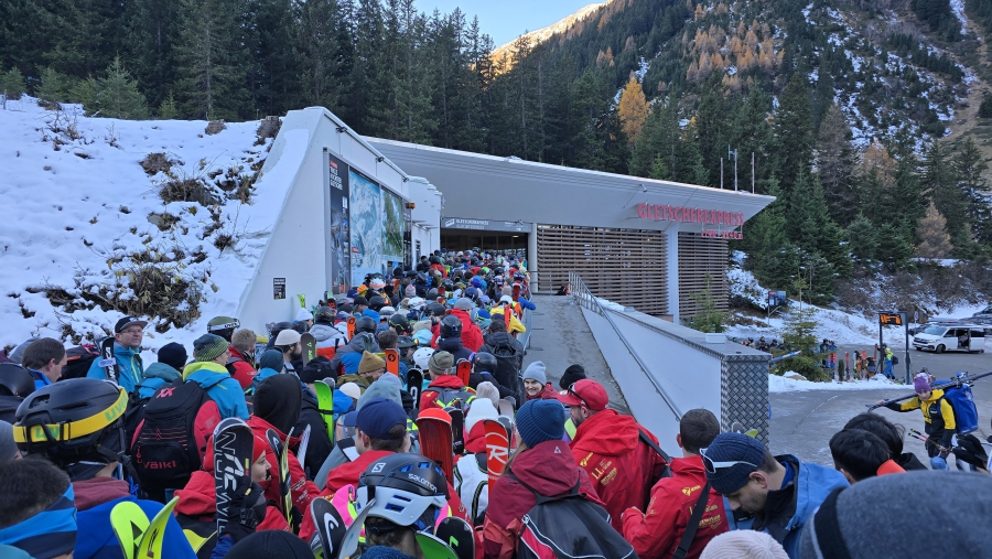 Achteraan aansluiten.