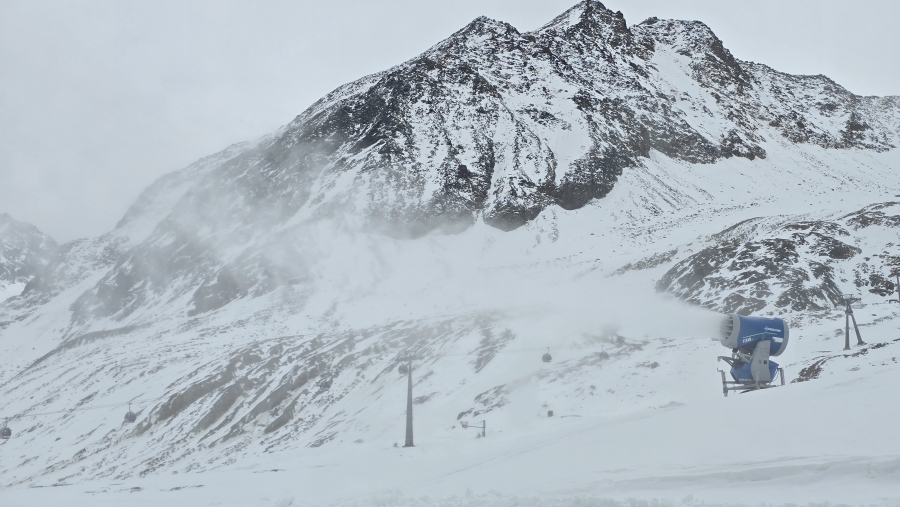 Sneeuwkanonnen aan en gaan.
