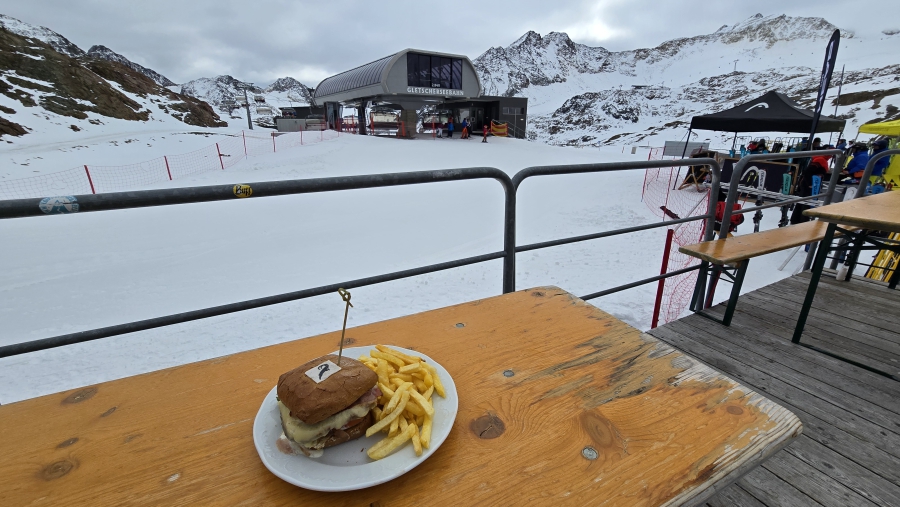 Lunchtijd met een Pitztaler Burger.