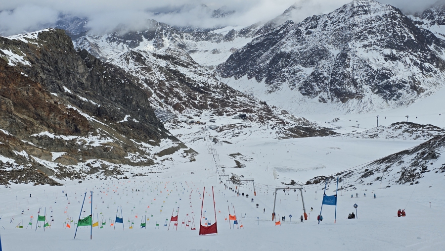 Landenteams trainen op de gletsjer.
