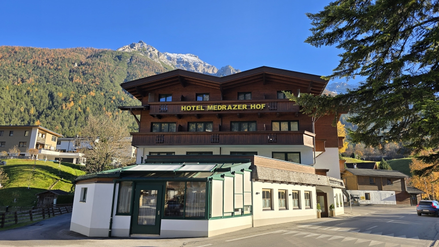 Bij hotel Medrazerhof.