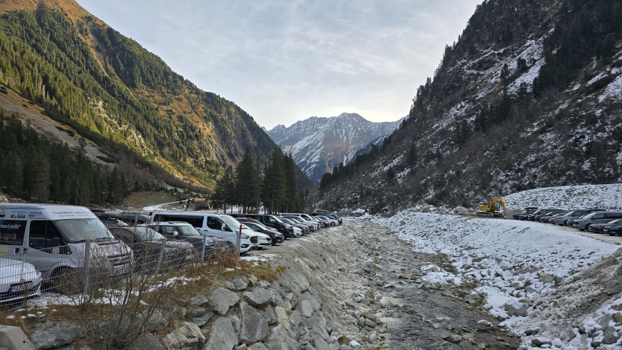 Winter bij de parkeerplaats.