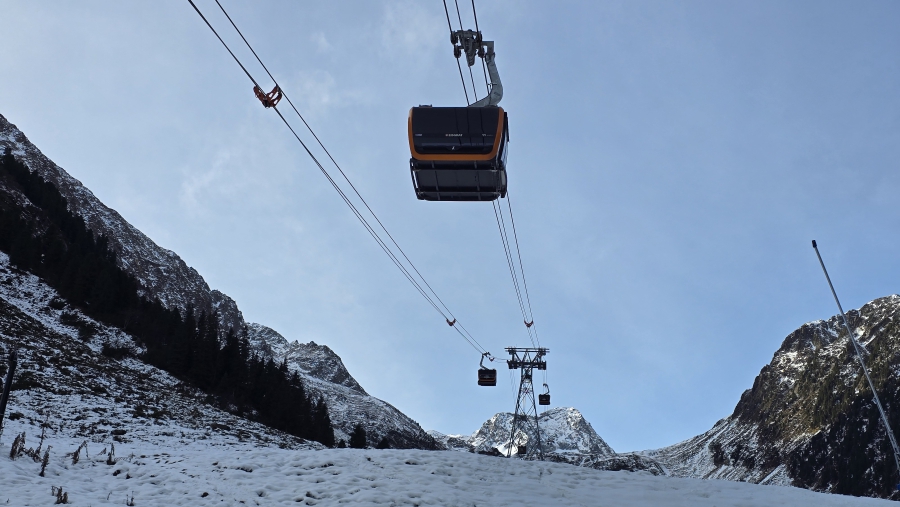 Winter bij de parkeerplaats.