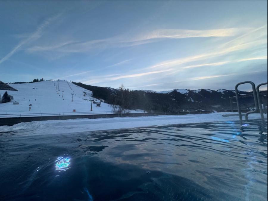 Chillen aan het zwembad.