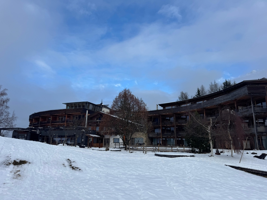 Sneeuw rond het hotel.